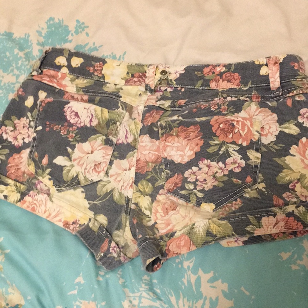 Vanilla 🌟 Star Floral Shorts